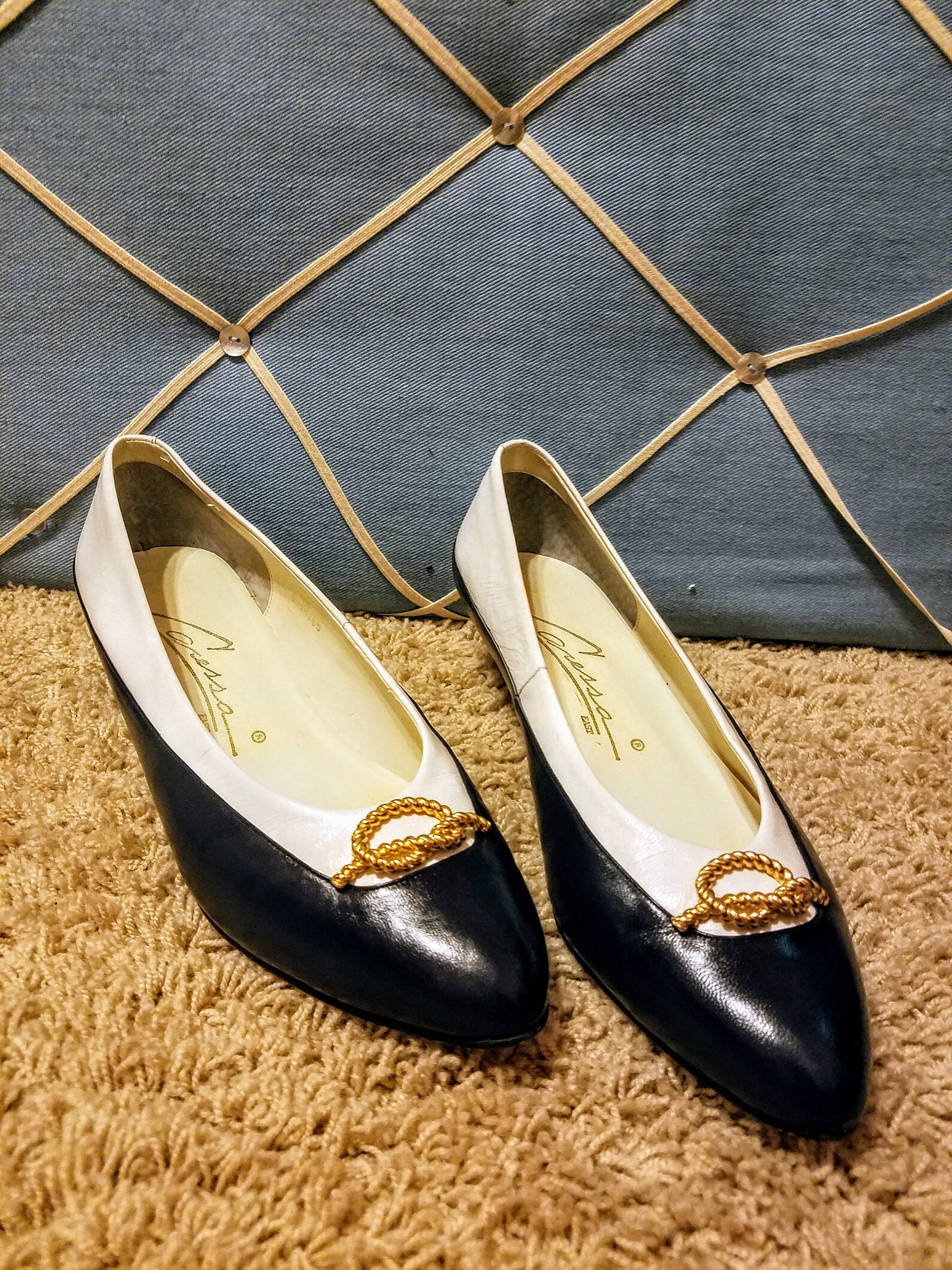 Vintage Shoes Caressa Pumps 1.5 inch Heels Blue and White Vintage Shoes Caressa Pumps 1.5 inch Heels Blue and White