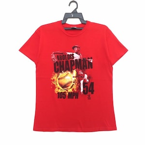 Item imperdível!!! Camiseta com o logotipo grande de Aroldis Chapman | 105 Mph nº 54 | Major League Baseball | MLBPA | Swag Hype Dope | Camisetas de rap