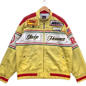 Vintage 90-tals gul majs broderad NHRA Dragster Bikers Sledge Hammer Racing Team motorcykeljacka från Black Running Project