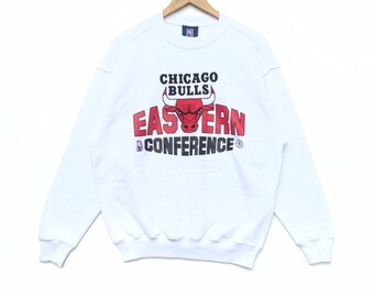 Vintage 90er Jahre Chicago BullsMetall-Konferenz besticktes großes Logo-Sweatshirt | M | National Basketball Verband | NBA | Swag Hype Dope