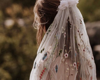 Voile de mariée brodé de fleurs en Couleur - Voile de mariée bohème - Monté sur peigne - Fabrication Artisanale
