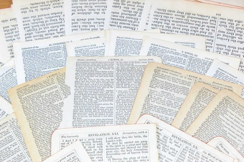 Może przedstawiać: Zbliżenie na stos starych, poż&oacute;łkłych stron z książki. Strony są wypełnione tekstem, a niekt&oacute;re mają czerwone oznaczenia. Tekst na stronach pochodzi z Biblii, w tym wersety z 1 Księgi Kr&oacute;lewskiej, 2 Księgi Kr&oacute;lewskiej i Apokalipsy.