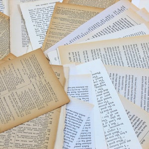 Pode incluir: Uma pilha de p&aacute;ginas de livros velhos, amarelados e desgastados com texto impresso neles. As p&aacute;ginas est&atilde;o empilhadas em uma ordem aleat&oacute;ria, e algumas est&atilde;o rasgadas ou rasgadas. As p&aacute;ginas s&atilde;o de diferentes tamanhos e formas.