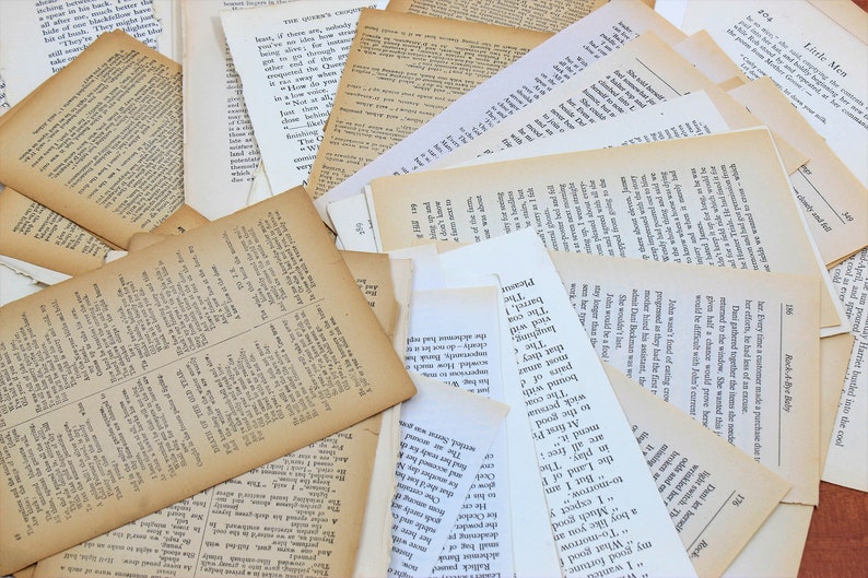 Pode incluir: Uma pilha de p&aacute;ginas de livros velhos, amarelados e desgastados com texto impresso neles. As p&aacute;ginas est&atilde;o empilhadas em uma ordem aleat&oacute;ria, e algumas est&atilde;o rasgadas ou rasgadas. As p&aacute;ginas s&atilde;o de diferentes tamanhos e formas.