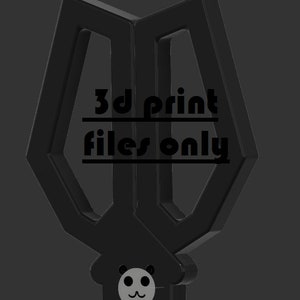 Może przedstawiać: Czarne nożyczki wydrukowane w 3D z pandą na uchwycie. Na nożyczkach widnieje napis "3d print files only".