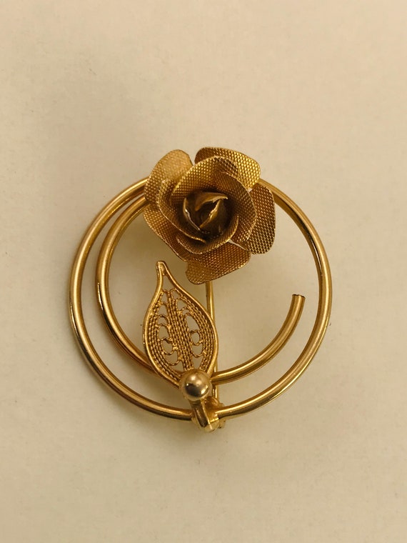 Vintage 1960's Sarah Coventry Mesh Rose w/ Filigree Leaf in Swirling Circle  - Collectible