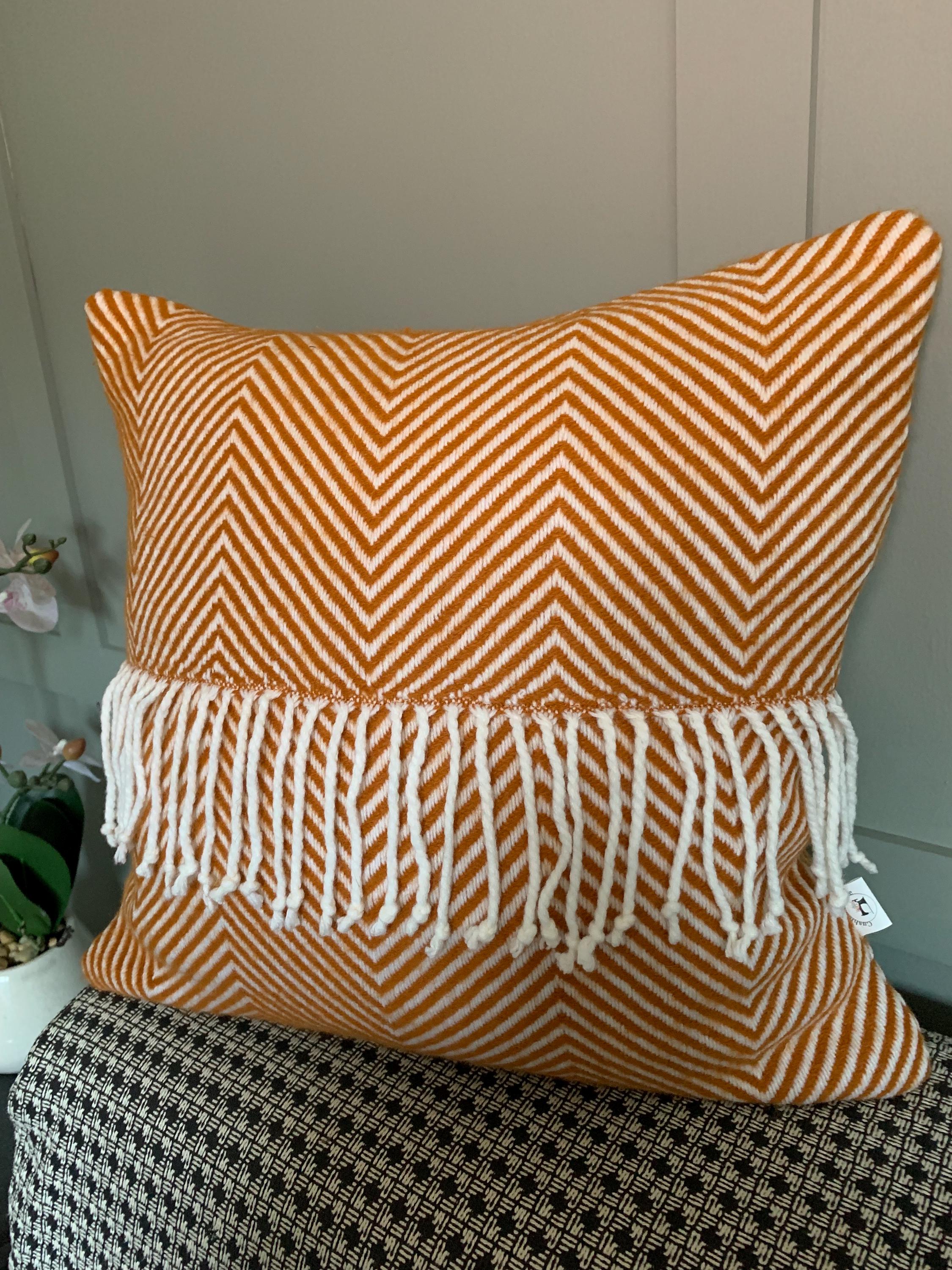 ハンドメイドのオレンジヘリンボーンクッションカバー（フリンジ付き