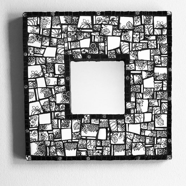 Miroir en mosaïque noir blanc. Vaisselle, picassiette, porcelaine cassée. Recyclage de mosaïque. Décor mural. Cadeau de pendaison de crémaillère.