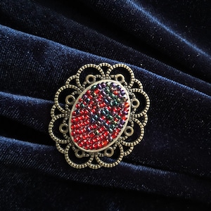 Rode kralenbroche in Victoriaanse stijl. Fancy coole sieraden voor kleding. Denim en sieraden. Jubileum, verjaardag, 9 mei, Moederdagcadeau.