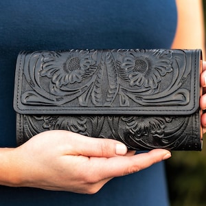 Women's leather wallet, wallet organizer, tooled leather wallet, gift for her, leather wallet woman, flower wallet