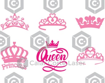 Puede incluir: Un conjunto de diseños de coronas rosas para proyectos de manualidades. Los diseños incluyen una corona de princesa, una corona de reina y una corona simple con corazones. El texto "Queen" también está incluido en una fuente estilizada.