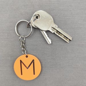 Llavero personalizado de metacrilato en colores pastel – diseño redondo con inicial calada, perfecto como regalo único y especial