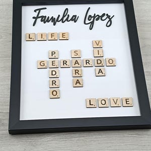 Marco de Scrabble personalizado con letras de madera / Marco de madera negro o blanco / Perfecto para regalos y decoración familiar