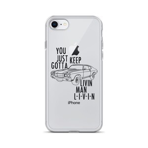 Può includere: Una custodia trasparente per iPhone con un design in bianco e nero che presenta un'auto d'epoca, il testo "You Just Keep Gotta Livin Man L-I-V-I-N" e il logo Apple.