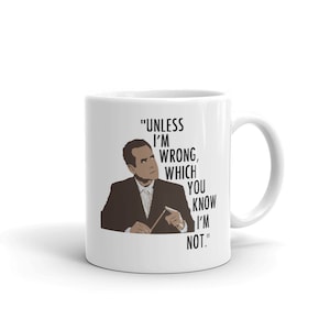 Può includere: Una tazza in ceramica bianca con un'illustrazione in bianco e nero di un uomo che tiene una bacchetta di direttore d'orchestra. Il testo sulla tazza recita "Unless I'm wrong, which you know I'm not."