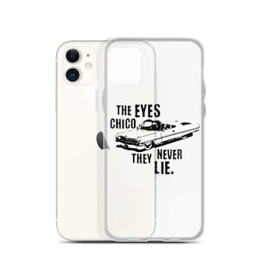Op de afbeelding: Een transparante telefoonhoes met een zwart-wit afbeelding van een klassieke auto en de tekst "THE EYES CHICO, THEY NEVER LIE."