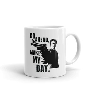Puede incluir: Taza de cerámica blanca con una imagen en blanco y negro de un hombre sosteniendo un arma y el texto "GO AHEAD, MAKE MY DAY."