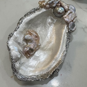 GIGANTESCO, unico nel suo genere, conchiglia di ostrica della costa del Golfo raccolta a mano, ricoperta di GRANDI PERLE d'acqua dolce color argento e lavanda iridescenti. Piatto portagioie