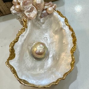Unica nel suo genere, raccolta e sgusciata a mano, conchiglia di ostrica della costa del Golfo, ricoperta da un GRANDE piatto portagioie in perle d'acqua dolce dorate iridescenti