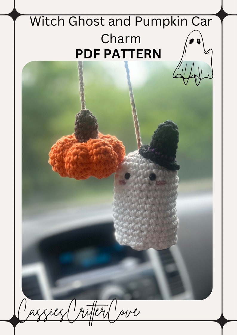 Puede incluir: Un amuleto de coche de calabaza y fantasma de crochet colgado de un espejo retrovisor. El fantasma lleva un sombrero de bruja negro y tiene mejillas rosadas. La calabaza es naranja con un tallo marr&oacute;n. El texto "Witch Ghost and Pumpkin Car Charm PDF PATTERN" est&aacute; en la parte superior de la imagen. El texto "Cassies Critter Cove" est&aacute; en la parte inferior de la imagen.