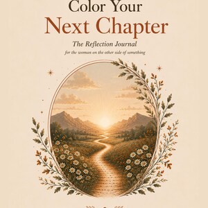 Peut inclure: Couverture de journal avec le texte "Color Your Next Chapter" en marron. La couverture pr&eacute;sente une image ovale d'un chemin menant &agrave; un coucher de soleil, entour&eacute;e d'une bordure florale. Le texte "The Reflection Journal" est &eacute;galement pr&eacute;sent.