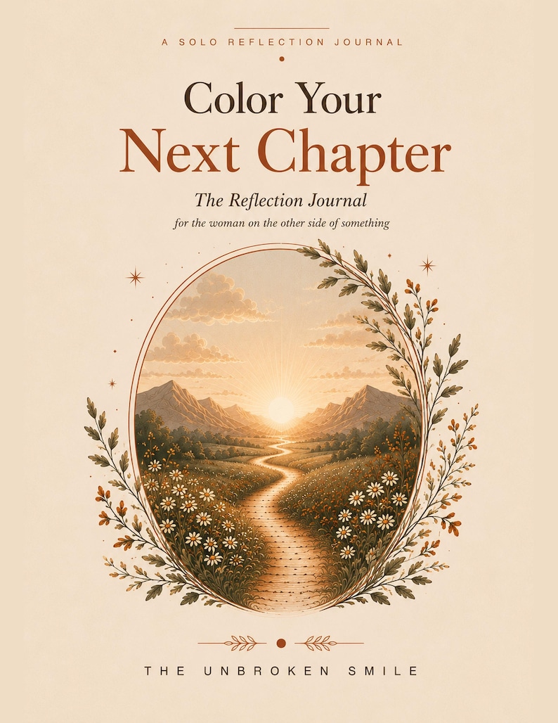 Peut inclure: Couverture de journal avec le texte "Color Your Next Chapter" en marron. La couverture pr&eacute;sente une image ovale d'un chemin menant &agrave; un coucher de soleil, entour&eacute;e d'une bordure florale. Le texte "The Reflection Journal" est &eacute;galement pr&eacute;sent.