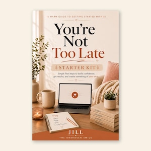 以下が含まれることがあります： 「You're Not Too Late」というタイトルと「Starter Kit」というサブタイトルが付いた本の表紙。表紙には、ラップトップ、ノート、マグカップ、本の山が描かれています。「Today, Learn, Apply, Grow, Create Freedom」というテキストがノートに書かれています。
