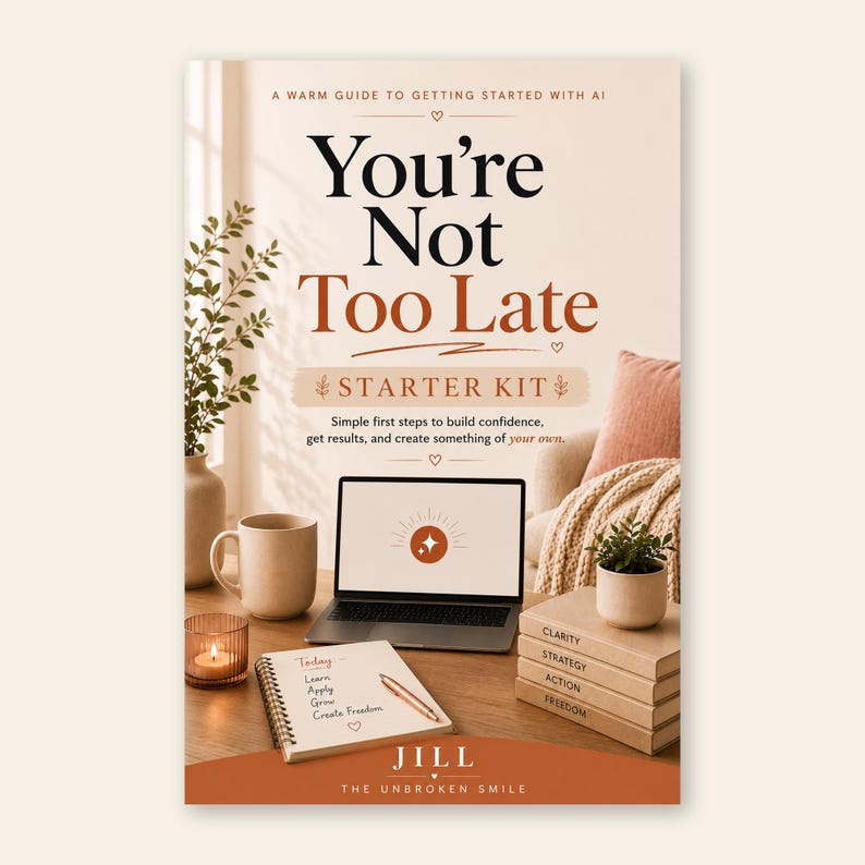 以下が含まれることがあります： 「You're Not Too Late」というタイトルと「Starter Kit」というサブタイトルが付いた本の表紙。表紙には、ラップトップ、ノート、マグカップ、本の山が描かれています。「Today, Learn, Apply, Grow, Create Freedom」というテキストがノートに書かれています。