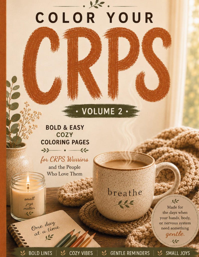 K&ouml;nnte beinhalten: Buchcover mit dem Text "COLOR YOUR CRPS Volume 2" in orangefarbener Pinselstrichschrift. Das Bild zeigt eine Tasse mit dem Aufdruck "breathe", eine brennende Kerze und Buntstifte, was auf ein gem&uuml;tliches Thema hindeutet.