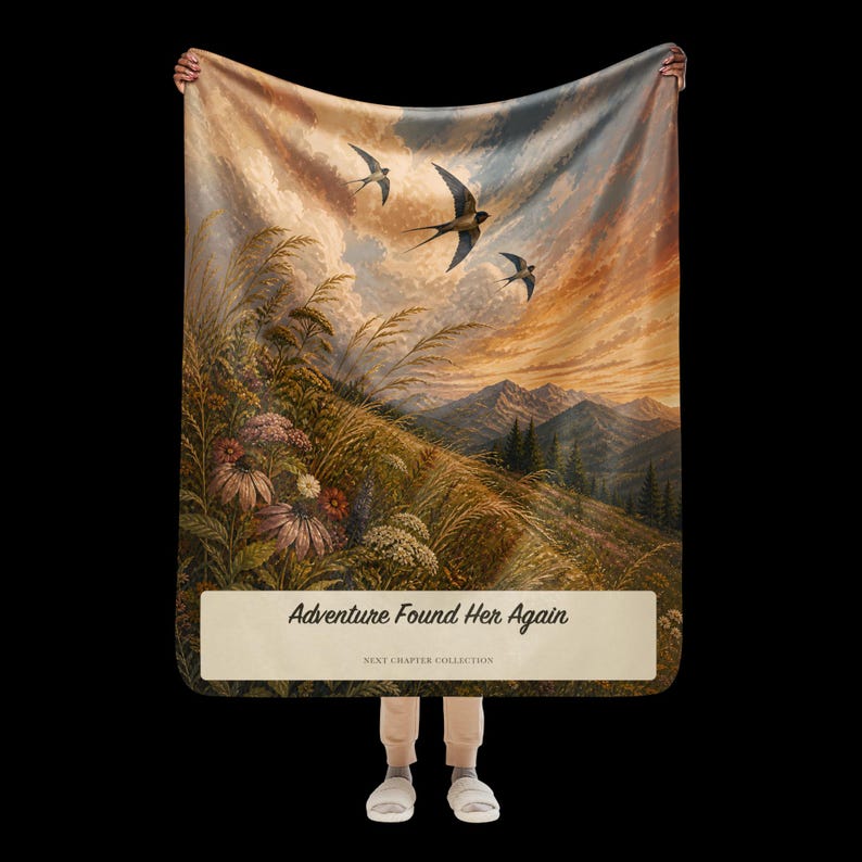 K&ouml;nnte beinhalten: Eine rechteckige Wohndecke mit einer Landschaftsillustration von Bergen, hohem Gras, Wildblumen und drei V&ouml;geln, die in einem Sonnenuntergangshimmel fliegen. Der untere Bereich enth&auml;lt ein cremefarbenes Banner mit dem Text Adventure Found Her Again.