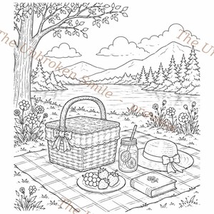 K&ouml;nnte beinhalten: Schwarz-Wei&szlig;-Strichzeichnung einer Picknick-Szene. Ein Picknickkorb, ein Teller mit Obst, ein Glas Limonade, ein Hut und ein Buch liegen auf einer karierten Decke. Der Hintergrund zeigt einen See, Berge und B&auml;ume.