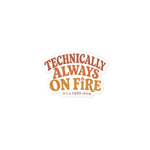 Peut inclure: Un autocollant d&eacute;coup&eacute; pr&eacute;sentant le texte orange et rouge "TECHNICALLY ALWAYS ON FIRE" dans une police r&eacute;tro audacieuse, avec une petite ic&ocirc;ne de flamme au-dessus du mot "ON". En dessous, le texte "it's a CRPS thing" est &eacute;crit en plus petit.