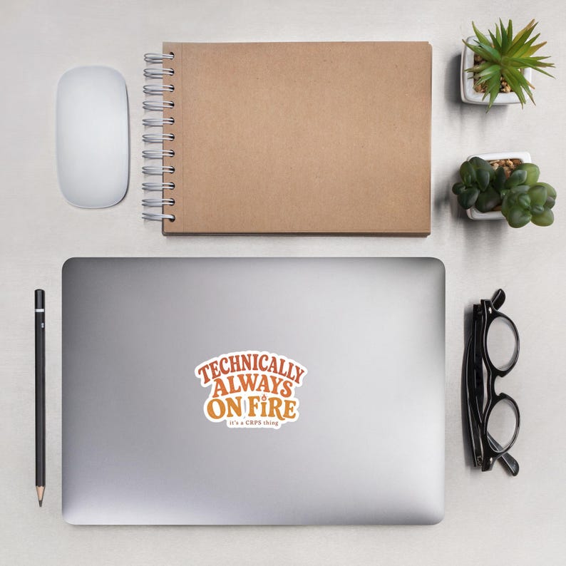 Peut inclure: Un autocollant d&eacute;coup&eacute; pr&eacute;sentant le texte "TECHNICALLY ALWAYS ON FIRE" dans une police orange audacieuse de style r&eacute;tro, avec le texte plus petit "it's a CRPS thing" en dessous. L'autocollant a une bordure blanche et est plac&eacute; sur un ordinateur portable.