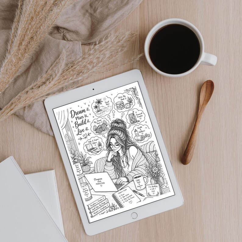 Peut inclure: Une illustration num&eacute;rique sur une tablette montre une femme avec des lunettes travaillant sur un ordinateur portable, entour&eacute;e de bulles de pens&eacute;e avec des objectifs. Une tasse de caf&eacute; et une cuill&egrave;re en bois sont &agrave; proximit&eacute; sur une surface en bois clair. Le texte "Dream it. Plan it. Build it. Live it."
