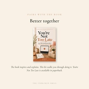 以下が含まれることがあります： 「You're Not Too Late」というタイトルの本が、ノートパソコン、マグカップ、メモ帳と一緒に表示されています。「Better together」というテキストが本の上にあります。本はインスピレーションを与え、説明し、キットはあなたを導きます。