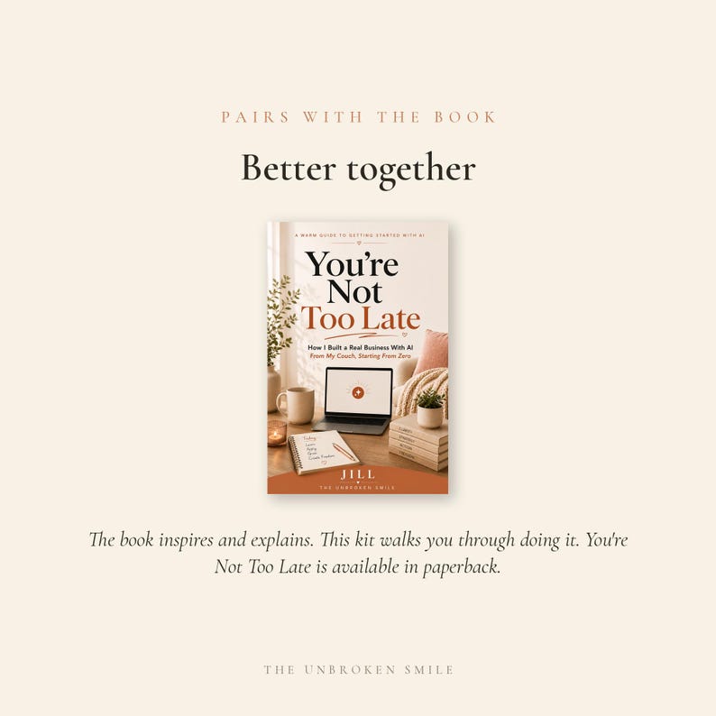 以下が含まれることがあります： 「You're Not Too Late」というタイトルの本が、ノートパソコン、マグカップ、メモ帳と一緒に表示されています。「Better together」というテキストが本の上にあります。本はインスピレーションを与え、説明し、キットはあなたを導きます。