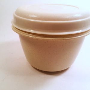 Vintage Beige Rubbermaid Bowl with Lid, Rare Speckled Canister for Food Storage, 2 cup