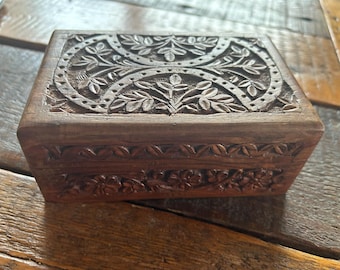 Caja de madera tallada con tapa para guardar joyas y recuerdos