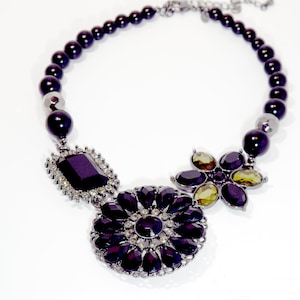 Gargantilla con diseño floral y detalles de broche de cristal vintage negro