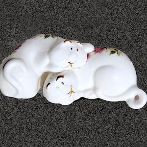 Retro Ceramic Cat Salt and Pepper Shakers, Vintage Milk Glass Kitchen Decor
