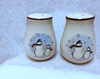 Snowman Spice shakers, Ceramic Salt and Pepper Shakers, Christmas Dinnerware, Holiday Dinnerware, Ceramic Pepper Mill