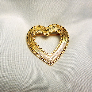 Elegante Goldherz Anstecknadel, Vintage ausgebogter durchbrochener Brosche