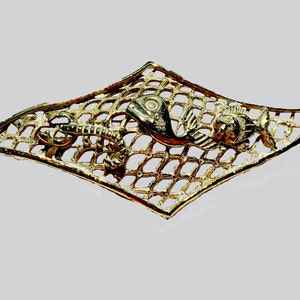 Vintage Nautical Fish Brooch, Ocean Pin, Beach-Themed Sea Jewelry, Summer Shell Jewelry, Gift for Mom