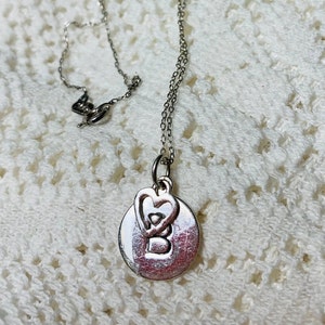 Collar con colgante de letra monograma minimalista en plata de ley