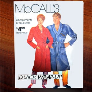 Op de afbeelding: Een McCall's-patroon voor een snel te wikkelen badjas. Het patroon bevat een rode badjas voor een vrouw en een blauwe badjas voor een man. Het patroon kost € 4,00.