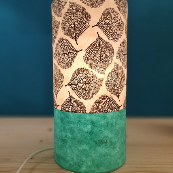 Lampe à poser cylindrique en papier népalais turquoise et feuilles de bouleau noir et blanc