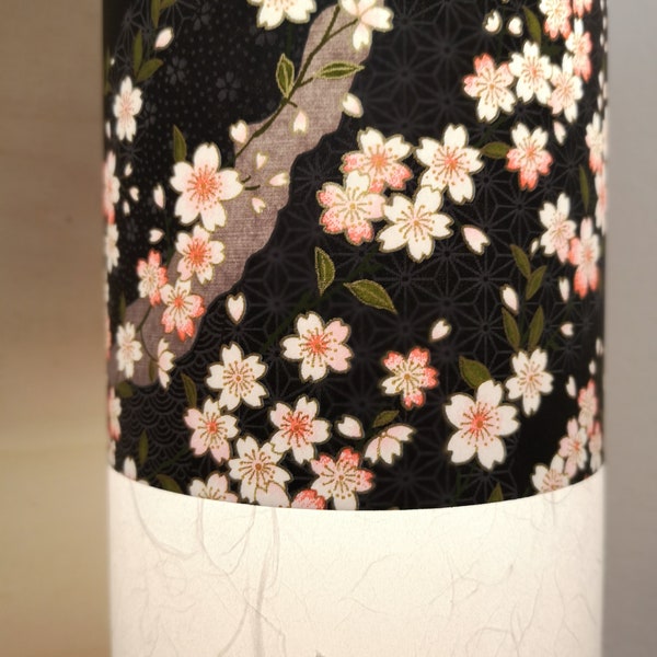 Lampe à poser cylindrique en papier japonais fleurs de cerisiers blanches et roses sur fond noir