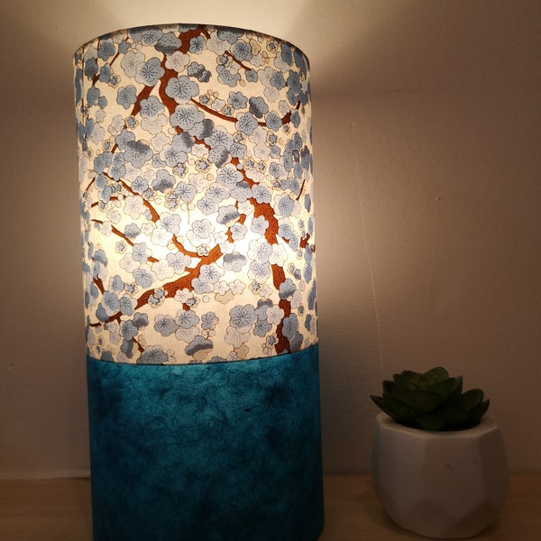 Lampe à poser cylindrique en papier japonais fleurs de prunier bleues et papier uni bleu