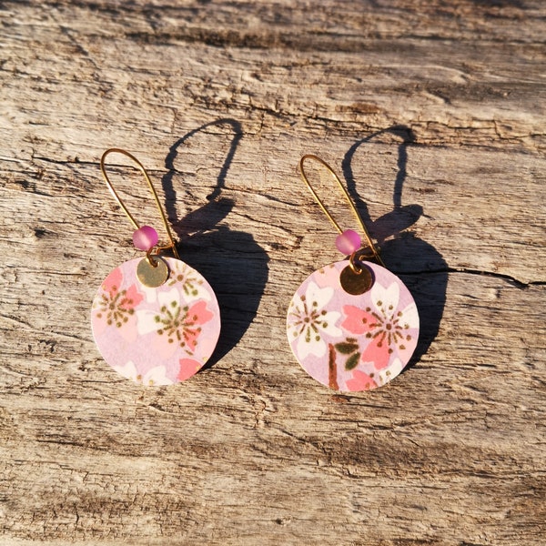 Boucles d'oreille ronde en laiton doré recouvert de papier japonais motif fleurs de cerisier roses et violettes