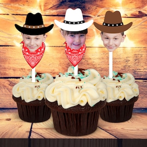 Op de afbeelding: Drie cupcakes met witte frosting en kleurrijke sprinkles, bedekt met cowboyhoed- en bandana-cupcaketoppers. De toppers bevatten foto's van kinderen die cowboyhoeden en bandanas dragen.